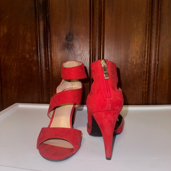 Heels - Picture 4 of 4
